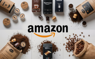 Composizione dall'alto che mostra diversi tipi di caffè in offerta, incluse capsule Nespresso e Lavazza, chicchi in sacchi di iuta e caffè macinato, sparsi su uno sfondo bianco.