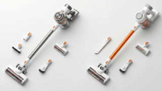 Confronto flat lay tra un aspirapolvere top di gamma e le migliori alternative Dyson economiche smontati su sfondo bianco.