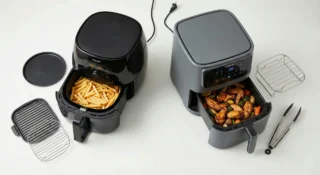 Confronto flat lay tra Philips Airfryer e friggitrici ad aria economiche Cosori smontate su sfondo bianco.