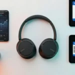 Flat lay delle Sony WH-CH720N nere su scrivania minimal, considerate le migliori cuffie ANC qualità prezzo del 2026 per viaggiare.