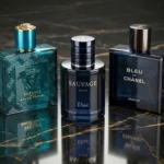 Composizione dei tre migliori profumi uomo 2026: Dior Sauvage Elixir, Versace Eros EDP e Bleu de Chanel Parfum su marmo scuro.