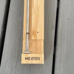 Base in legno di bambù del termometro MEATER 2 Plus, un'ottima idea regalo tra i migliori accessori cucina Amazon.