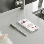 Flat lay di accessori cucina amazon tecnologici e organizer salvaspazio moderni su piano di lavoro.