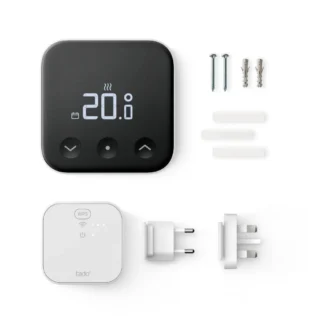 Contenuto della confezione del tado Termostato X con bridge Matter, adattatori di corrente e kit di montaggio per il risparmio energetico domestico