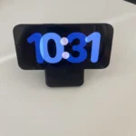 iPhone appoggiato orizzontalmente su una base di ricarica magnetica nera, con display acceso sull'orologio, tra i migliori accessori tech 2026.