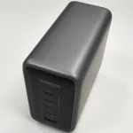 Vista angolata del caricatore desktop UGREEN dal design compatto e minimale color grigio scuro, raccomandato come accessorio tech nel 2026.