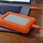 LaCie Rugged collegato via USB-C a un MacBook Pro, inserito nella guida ai migliori hdd esterni per professionisti.