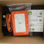 Contenuto della scatola del LaCie Rugged USB-C con cavi inclusi, una scelta top tra i migliori hdd esterni per versatilità.