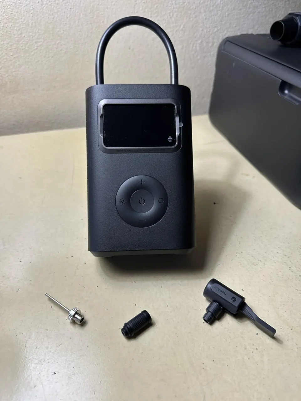 Miglior Compressore Portatile Auto (Test 2026): Classifica e Verdetto 20 Il miglior compressore portatile auto Xiaomi 2 Pro in posa con il nuovo attacco rapido a clip e adattatori per valvole.