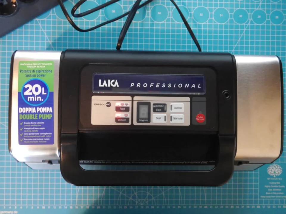 Le 4 Migliori Macchine Sottovuoto 2026: Riduci gli Sprechi e Salva la Spesa 21 Profilo laterale della Laica VT3120, che mostra la leva di sblocco e la struttura solida in acciaio.