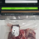 Macchina sottovuoto Laica VT3120 mentre aspira l'aria e sigilla un sacchetto di verdure fresche per il meal prep, uno dei modelli di punta nella nostra guida alle migliori macchine sottovuoto del 2026.