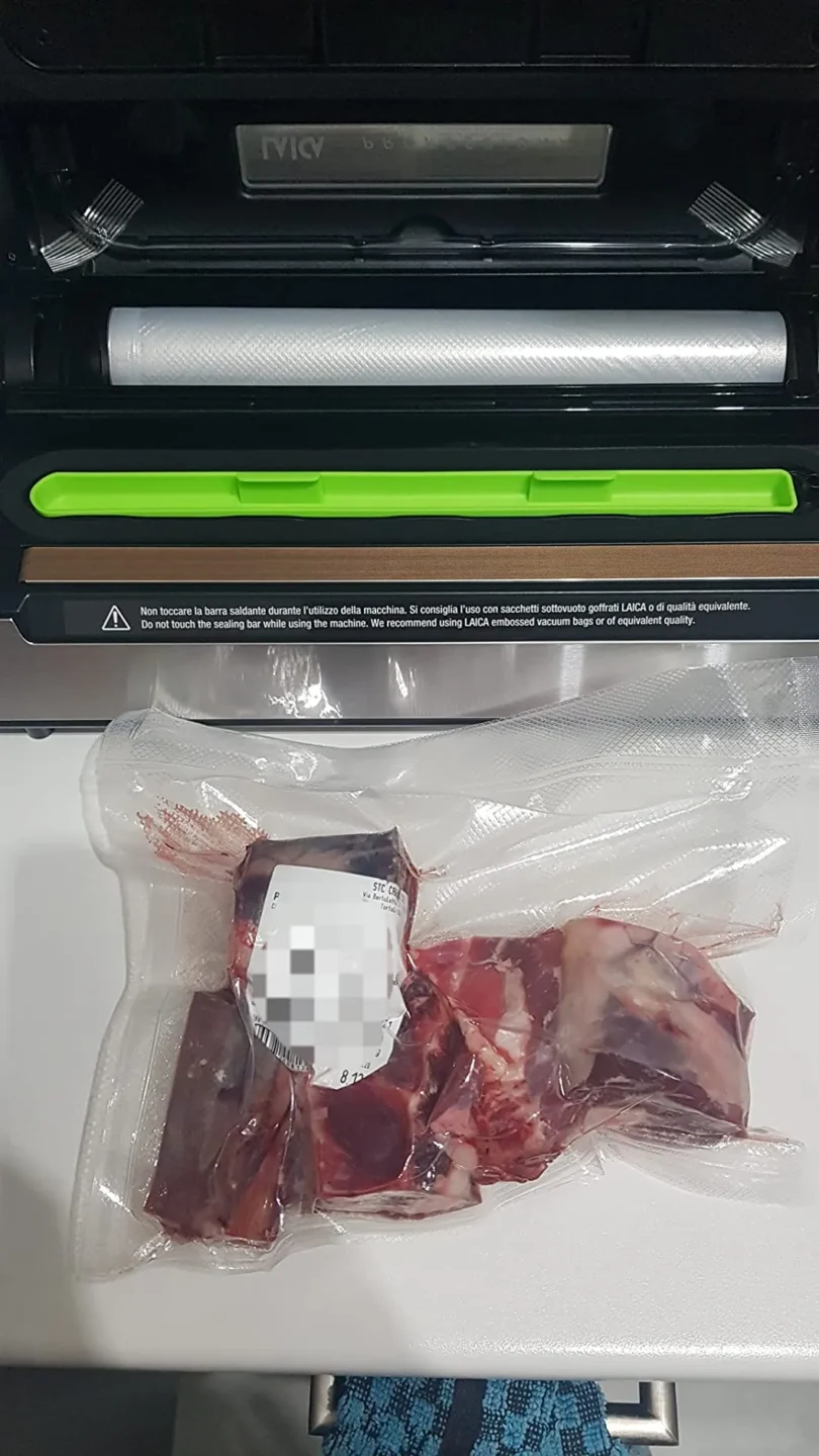 Le 4 Migliori Macchine Sottovuoto 2026: Riduci gli Sprechi e Salva la Spesa 20 Macchina sottovuoto Laica VT3120 mentre aspira l'aria e sigilla un sacchetto di verdure fresche per il meal prep, uno dei modelli di punta nella nostra guida alle migliori macchine sottovuoto del 2026.