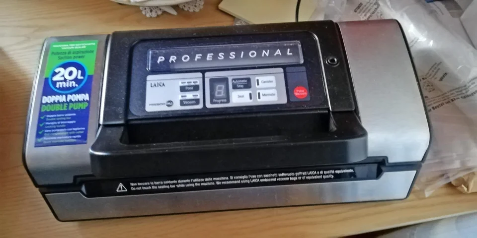 Le 4 Migliori Macchine Sottovuoto 2026: Riduci gli Sprechi e Salva la Spesa 19 Vista obliqua della macchina sottovuoto professionale Laica VT3120 con coperchio chiuso, design elegante in acciaio inox.