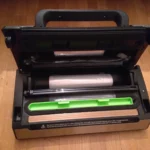 Vista frontale pulita della macchina sottovuoto professionale Laica VT3120 in acciaio inox, che ne mostra la simmetria e la finitura lucida.