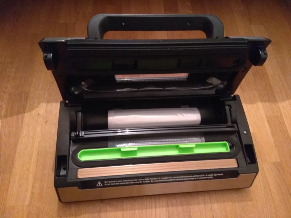 Le 4 Migliori Macchine Sottovuoto 2026: Riduci gli Sprechi e Salva la Spesa 22 Vista frontale pulita della macchina sottovuoto professionale Laica VT3120 in acciaio inox, che ne mostra la simmetria e la finitura lucida.