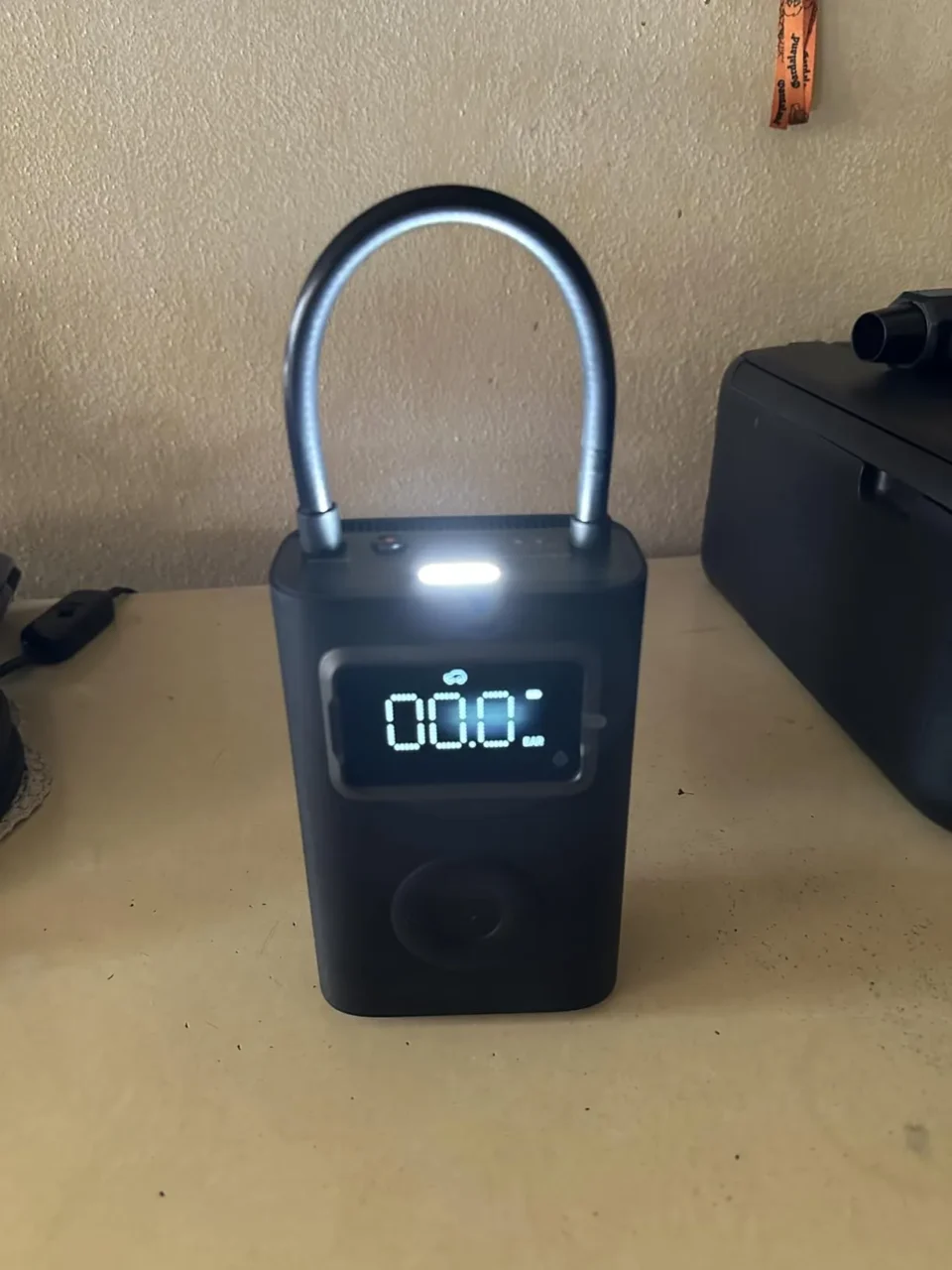 Miglior Compressore Portatile Auto (Test 2026): Classifica e Verdetto 22 Display digitale retroilluminato e potente luce LED di emergenza attivati sul miglior compressore portatile auto Xiaomi.