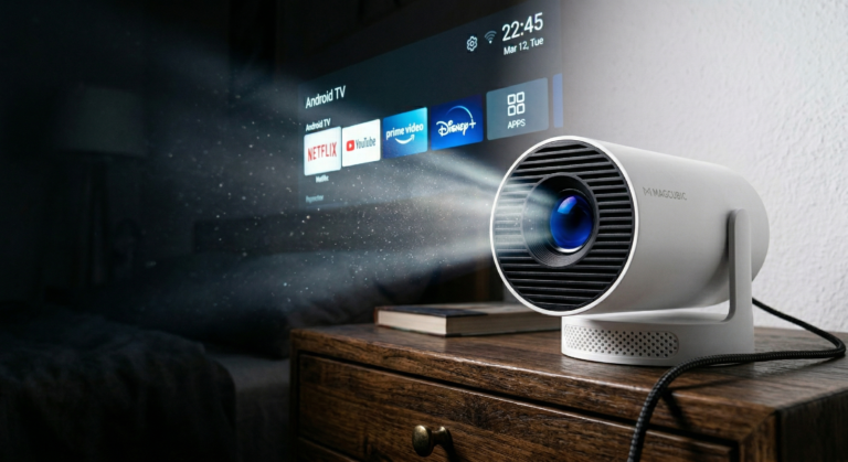 Miglior proiettore 4k economico: un Magcubic HY300 acceso su un tavolo in legno proietta l'interfaccia Android su una parete buia.