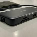 Hub USB-C Anker 555 8-in-1 con porta Ethernet e lettore SD, indispensabile tra i migliori accessori MacBook Pro e Air.