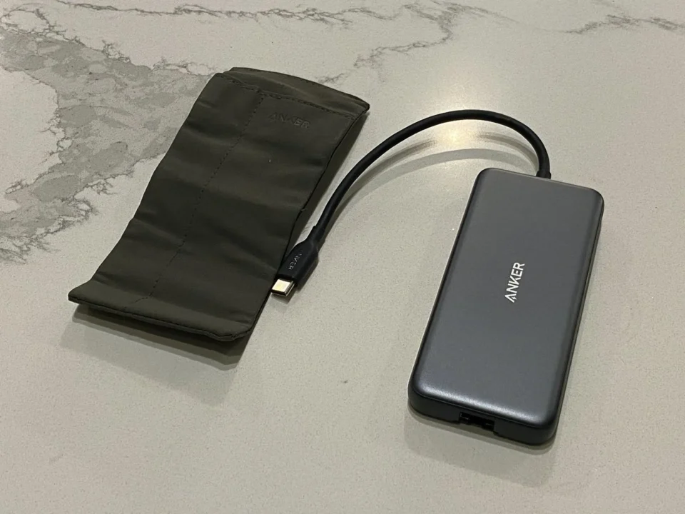 Dettaglio delle porte USB-A da 10Gbps dell'hub Anker 555, uno dei migliori accessori MacBook per il trasferimento dati veloce.
