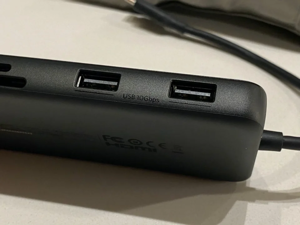 Anker 555 Hub USB-C con custodia da viaggio, inserito nella lista dei migliori accessori MacBook per professionisti in movimento.