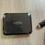SSD portatile Crucial X9 da 1TB nella sua confezione originale con cavo USB-C, ideale come espansione di memoria per MacBook.