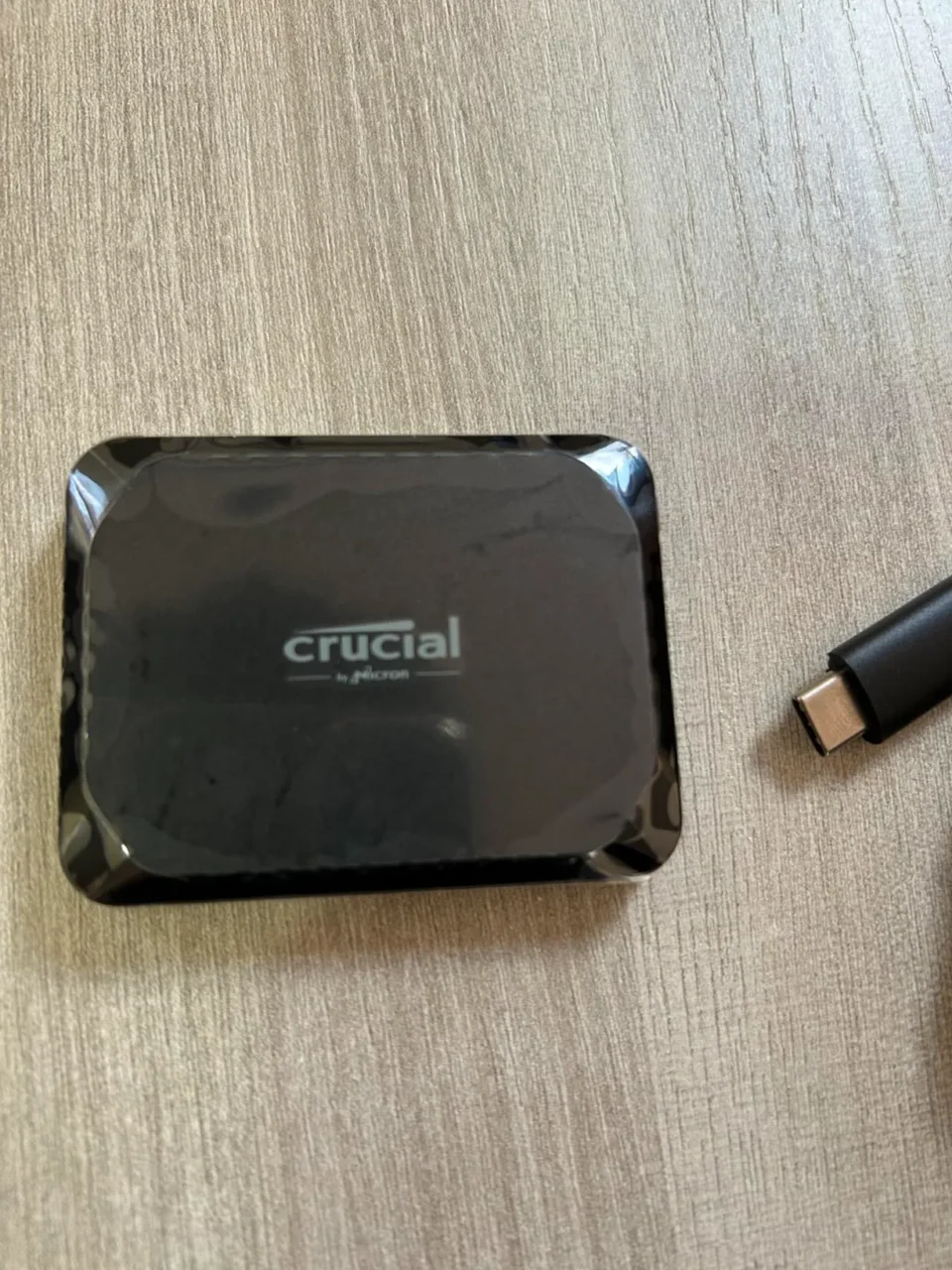 SSD portatile Crucial X9 da 1TB nella sua confezione originale con cavo USB-C, ideale come espansione di memoria per MacBook.