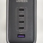 Pannello frontale del caricatore UGREEN con 4 porte USB-C e 1 USB-A, capace di erogare fino a 140W, vera innovazione tra gli accessori tech 2026.