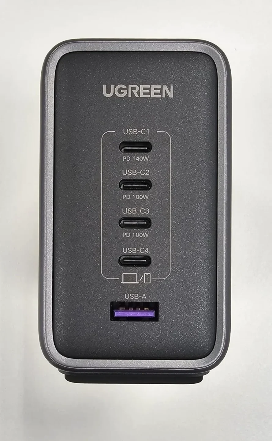 Pannello frontale del caricatore UGREEN con 4 porte USB-C e 1 USB-A, capace di erogare fino a 140W, vera innovazione tra gli accessori tech 2026.