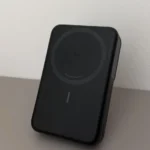 Power bank magnetico Anker nero con tecnologia Qi2 e Wireless PowerIQ in primo piano, ideale come accessorio tech nel 2026.