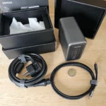 Contenuto della confezione del caricatore da scrivania UGREEN con cavi di alimentazione e moneta per scala, essenziale tra gli accessori tech 2026.