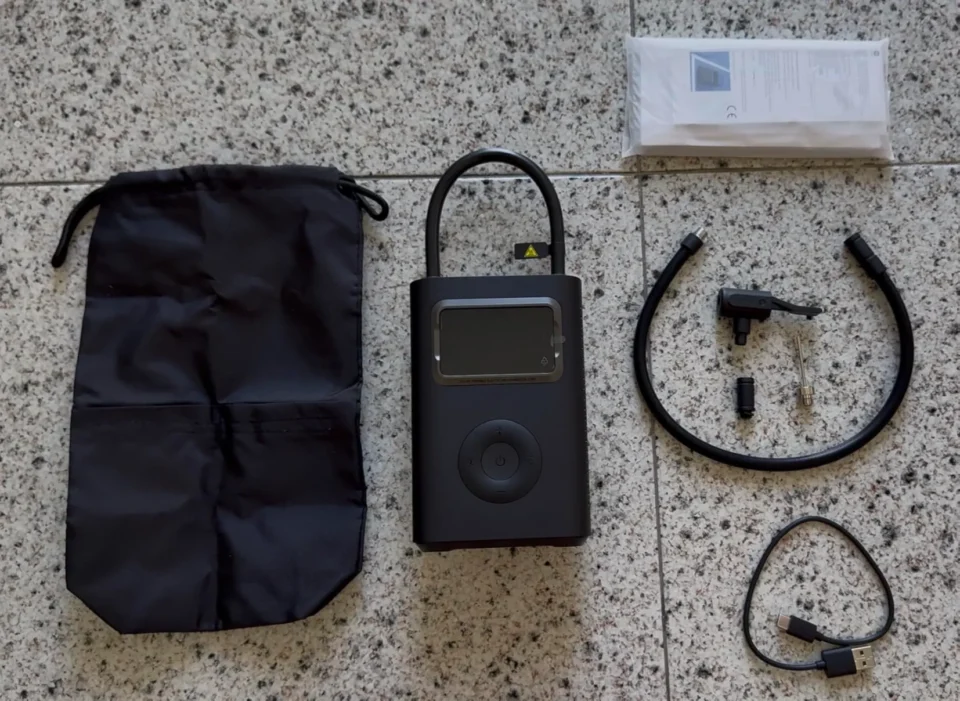 Miglior Compressore Portatile Auto (Test 2026): Classifica e Verdetto 21 Unboxing dello Xiaomi 2 Pro, miglior compressore portatile auto del 2026, con custodia morbida, tubo flessibile, adattatori e cavo USB-C.