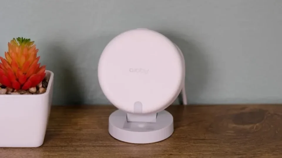 Sensore di presenza Aqara FP2, uno dei migliori gadget tecnologici per la domotica 2026, installato a parete per il rilevamento radar mmWave di precisione.