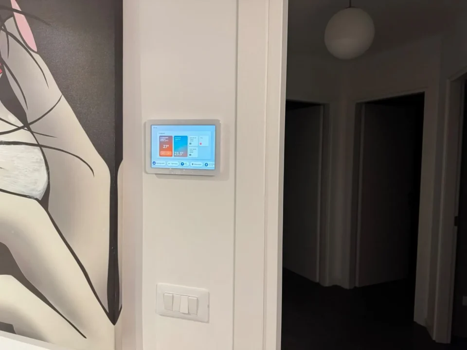 Pannello di controllo Echo Hub, uno dei gadget geniali amazon, montato a parete con interfaccia widget attiva per la gestione di luci, telecamere e dispositivi Matter.