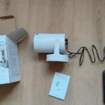 Contenuto della confezione del proiettore 4K economico Magcubic HY300 Pro: dispositivo, scatola, telecomando, cavo e manuale.