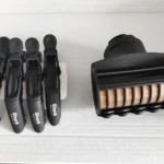 Il corpo motore dello Shark FlexStyle mostrato in tre posizioni, inclusa la configurazione piegata a 90 gradi per uso asciugacapelli.