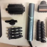 Panoramica di tutti gli accessori del kit Shark FlexStyle: phon, spazzola tonda, beccuccio, lisciante, coni e pinze.