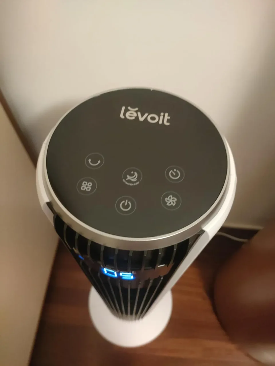 Dettaglio del pannello di controllo touch con funzione notte e timer del ventilatore a colonna silenzioso per dormire Levoit, un'ottima alternativa ai condizionatori portatili economici.