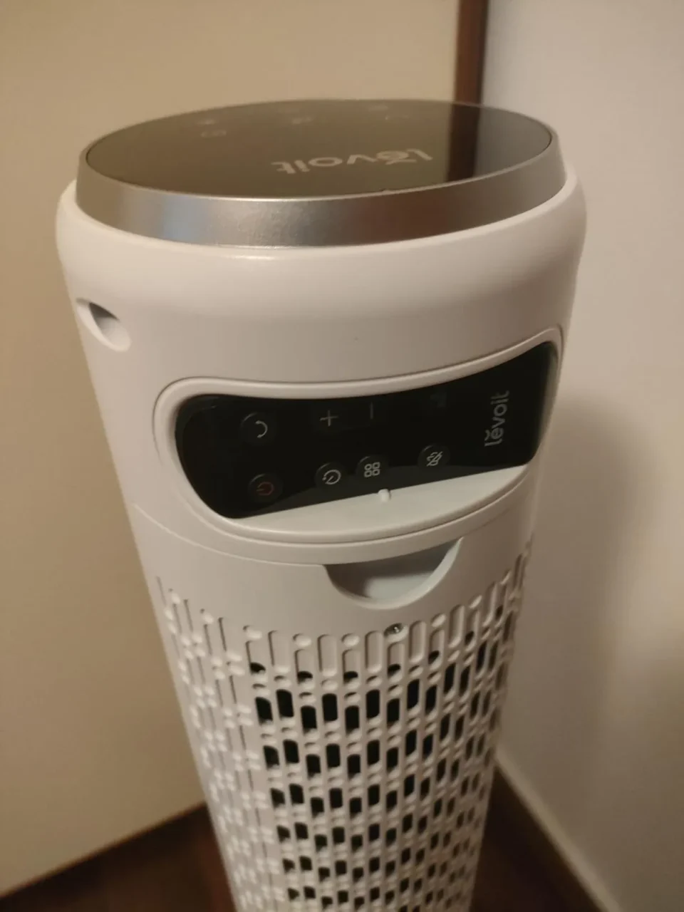 Parte posteriore del ventilatore a torre Levoit che mostra il pratico alloggiamento integrato per il telecomando sopra la griglia per il flusso d'aria.