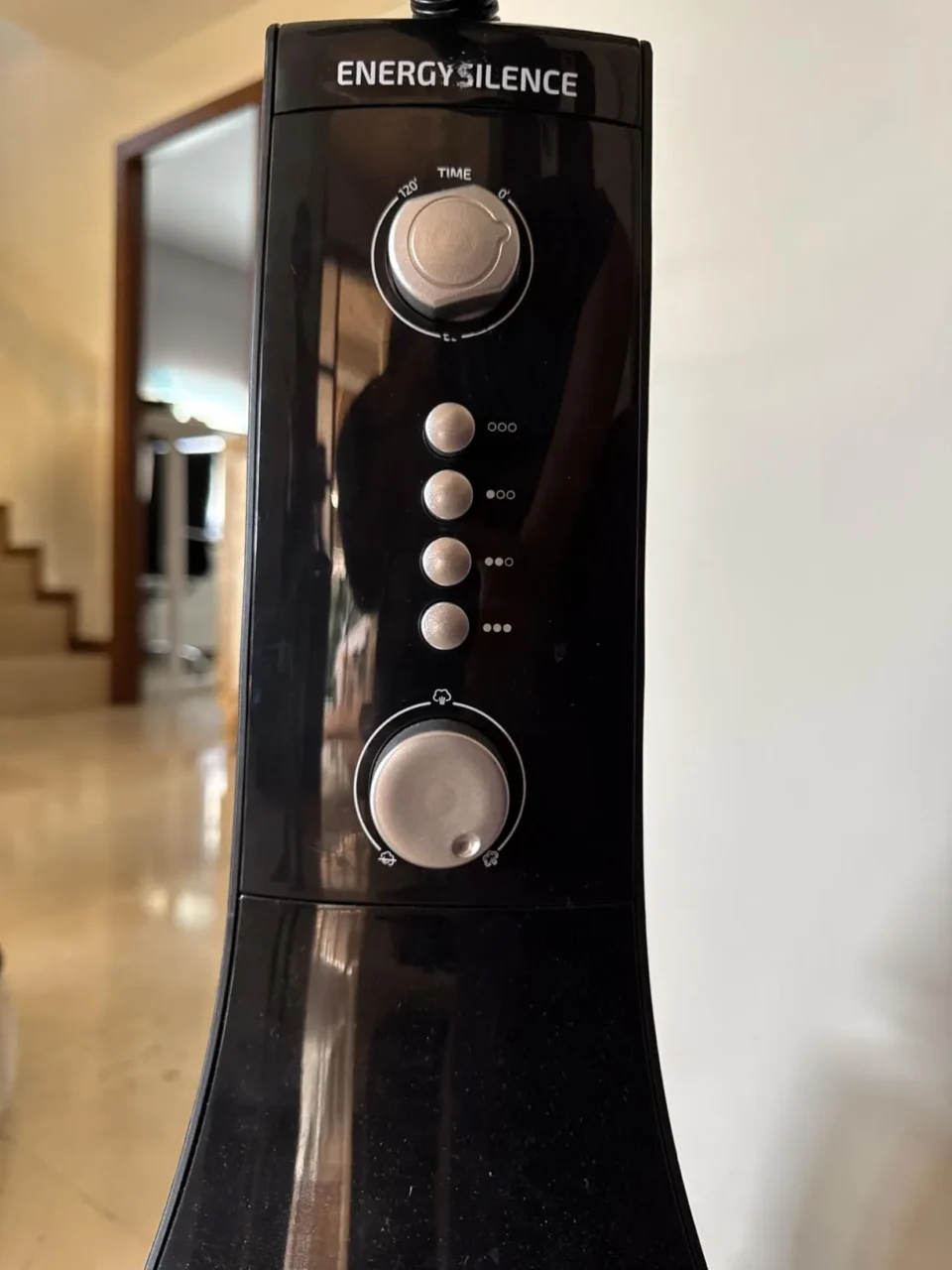Dettaglio del pannello di controllo con timer programmabile e regolazione della nebulizzazione del Cecotec EnergySilence 590, un'efficace alternativa ai condizionatori portatili economici.