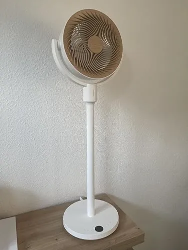 Ventilatore Wi-Fi compatibile Alexa a piantana SwitchBot acceso, con griglia color legno, ideale per rinfrescare la stanza senza aria condizionata.