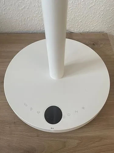 Dettaglio della base con display touch e timer programmabile del ventilatore smart SwitchBot, un'ottima alternativa ai condizionatori portatili economici per la domotica.