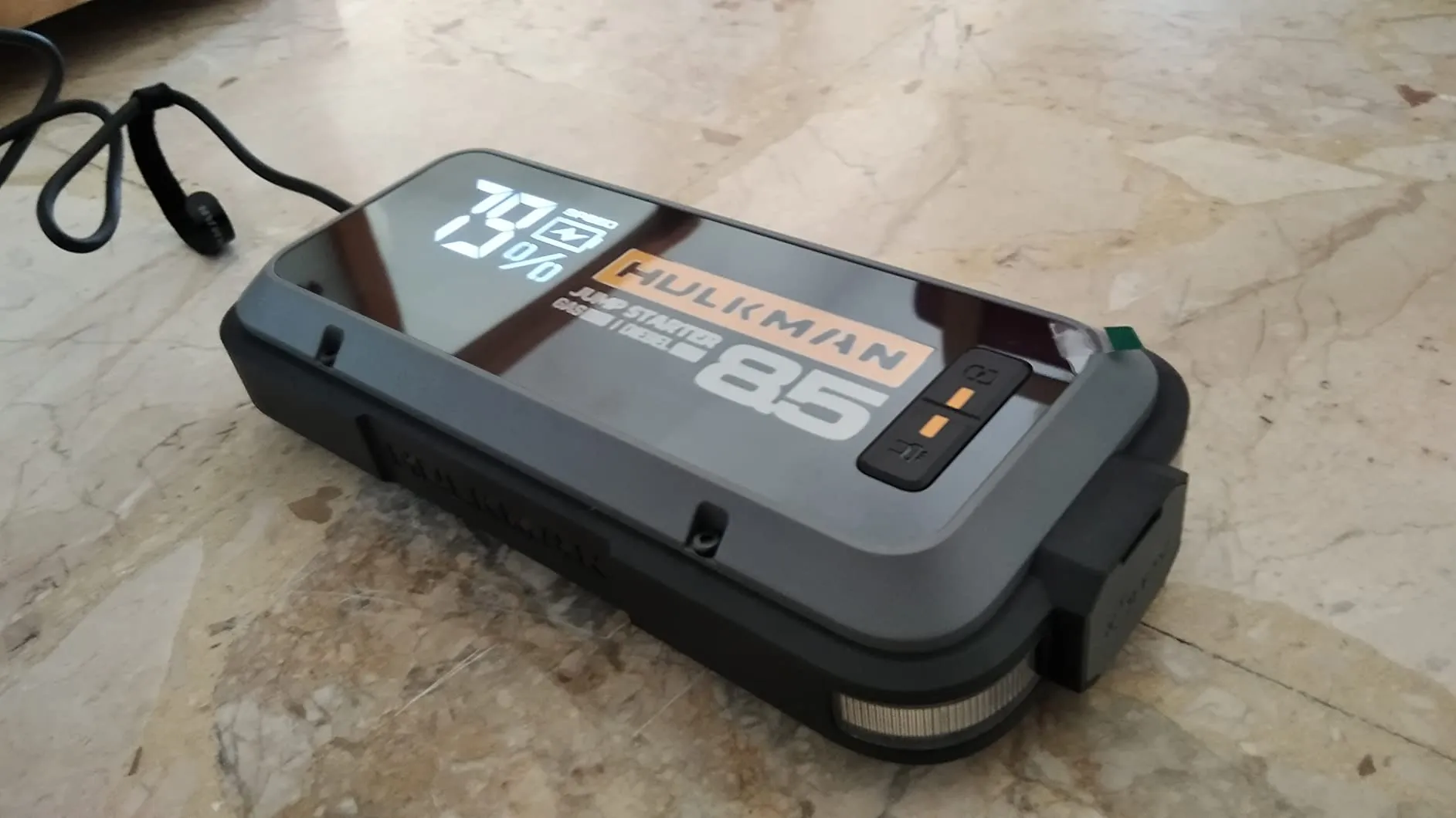 Avviatore emergenza auto HULKMAN Alpha 85 acceso con ampio display LED digitale che mostra il 79% di batteria residua.