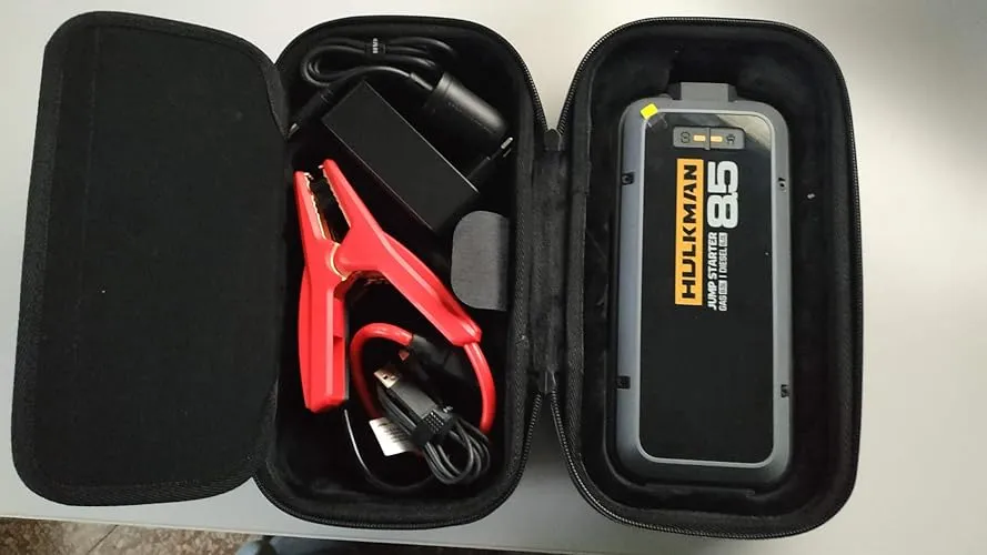 Avviatore emergenza auto professionale HULKMAN Alpha 85 riposto ordinatamente nella sua custodia rigida da viaggio insieme a cavi e pinze.