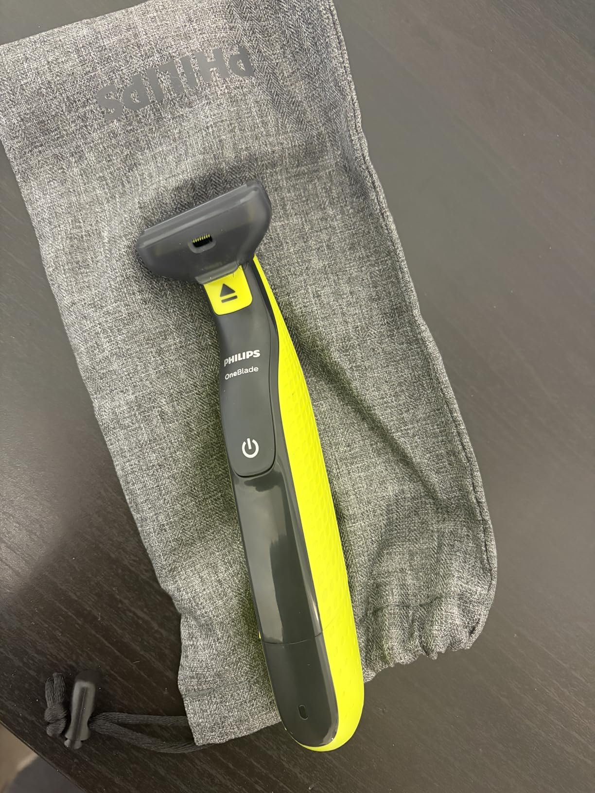Migliori Rasoi Elettrici e Regolabarba Sotto i 70 Euro (2026): Classifica e Guida 29 Avviatore emergenza auto multifunzione Lokithor JA301 collegato con le pinze di sicurezza alla batteria di un'auto per il jump start.