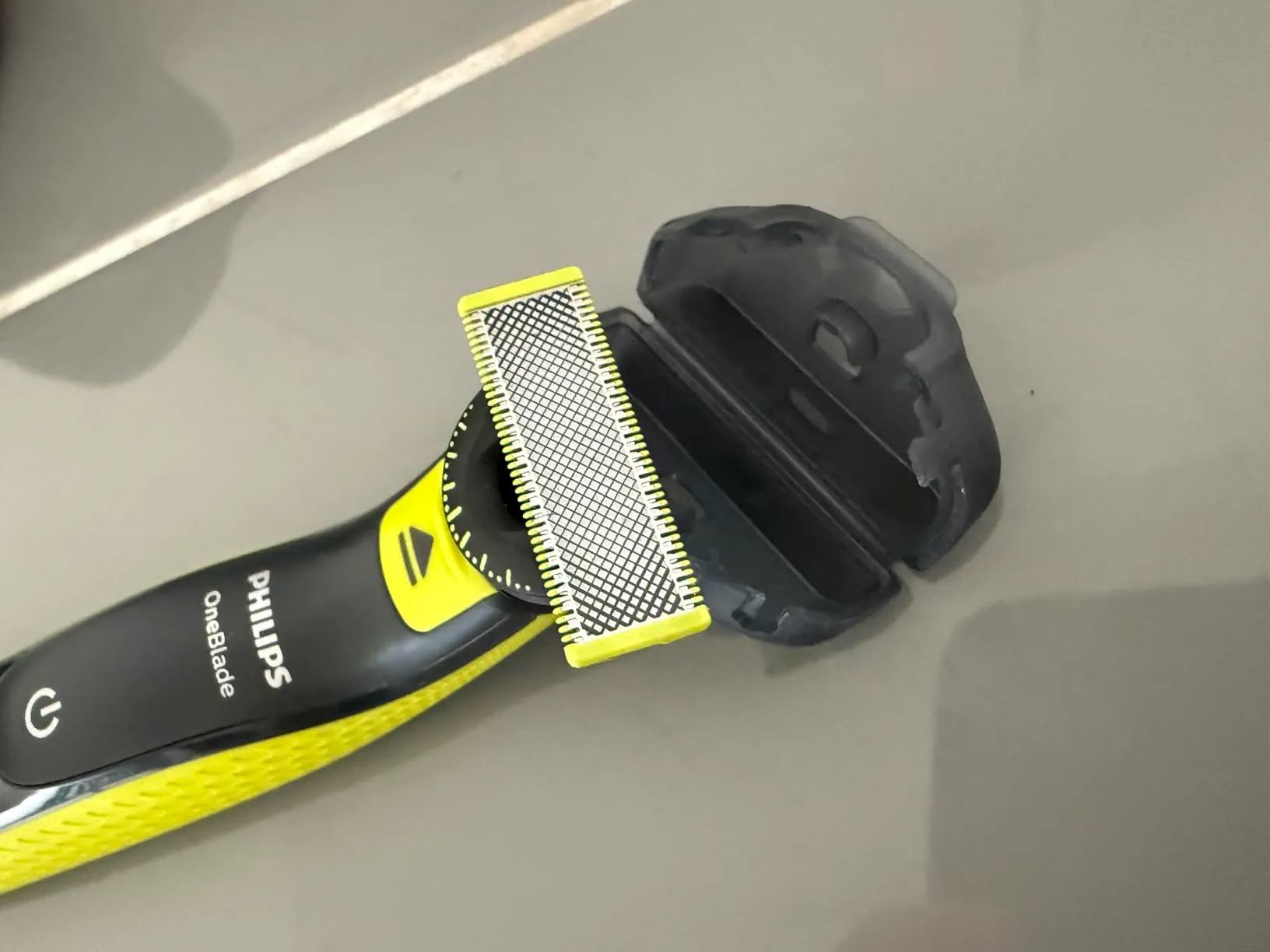 Migliori Rasoi Elettrici e Regolabarba Sotto i 70 Euro (2026): Classifica e Guida 30 Avviatore emergenza auto professionale HULKMAN Alpha 85 riposto ordinatamente nella sua custodia rigida da viaggio insieme a cavi e pinze.