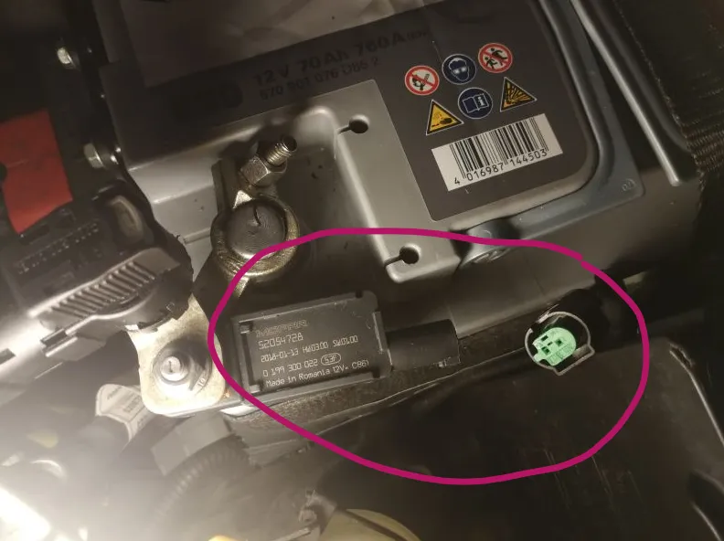 Dettaglio del sensore IBS installato sul polo negativo di una batteria AGM per auto con sistema Start-Stop. Punto critico da evitare usando un avviatore emergenza auto.