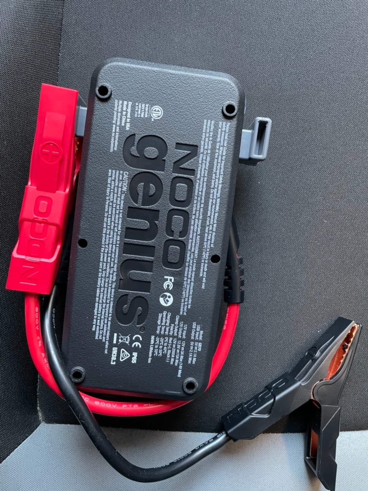 Retro dell'avviatore emergenza auto al litio NOCO Genius GB70 con etichetta specifiche tecniche 2000A e certificazione IP65.