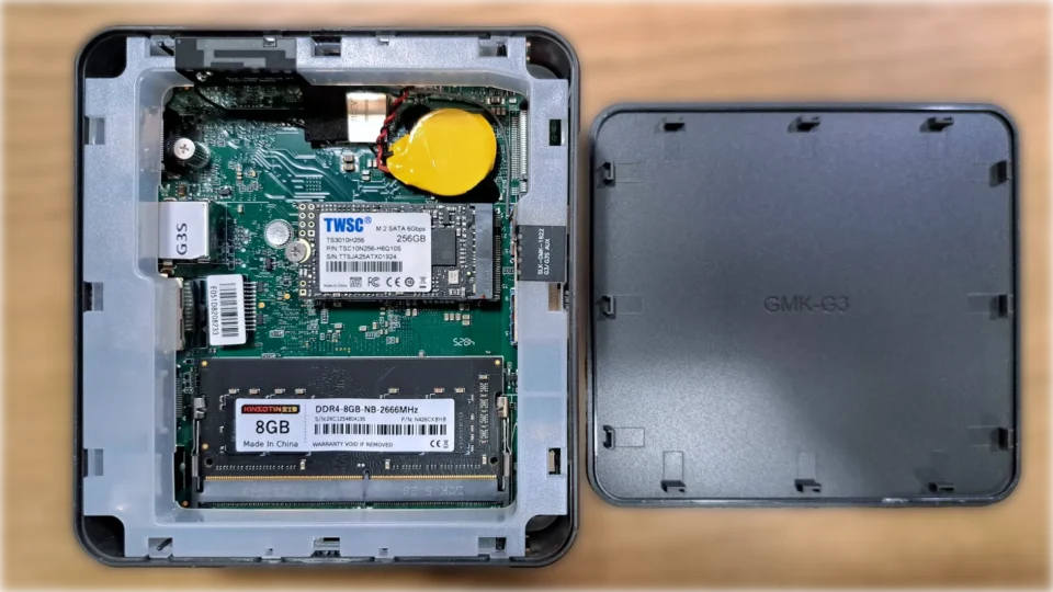 Mini PC economici 2026: quale scegliere in base all'uso 26 Interno aperto del mini PC GMKtec NucBox G3S con slot RAM SO-DIMM da 8 GB e SSD M.2 SATA