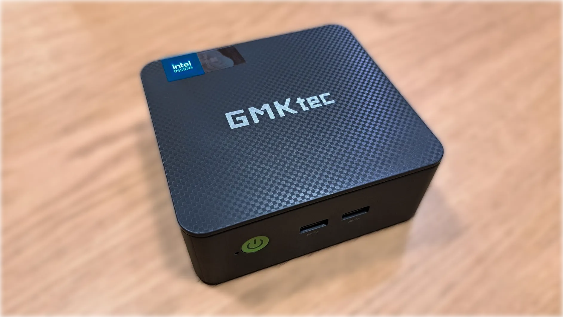Mini PC economici 2026: quale scegliere in base all'uso 24 Mini PC compatto ed economico GMKtec NucBox G3S visto dall'alto con trama geometrica e porte frontali