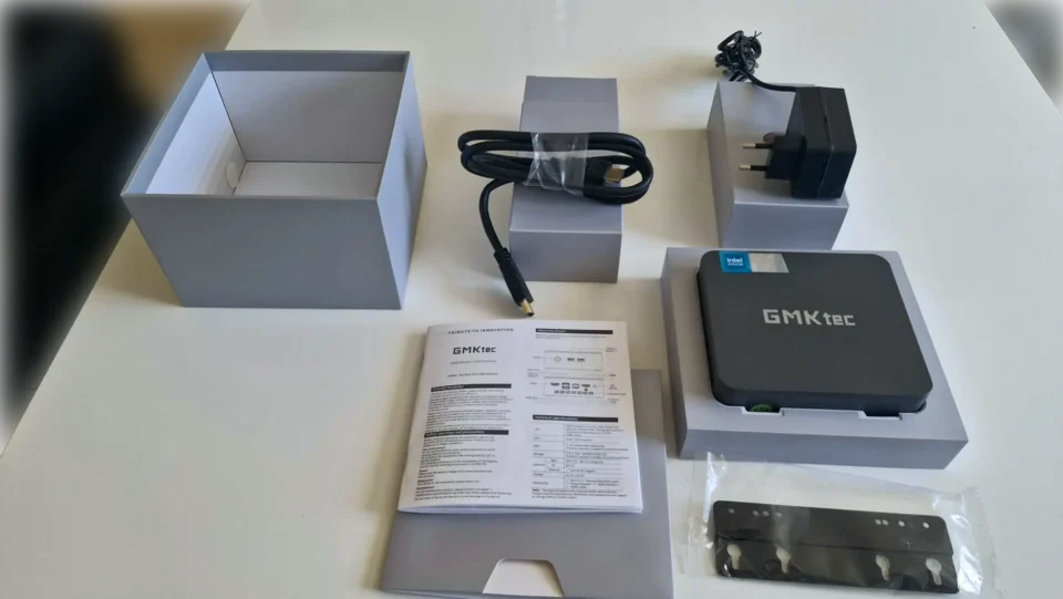 Mini PC economici 2026: quale scegliere in base all'uso 25 Contenuto della confezione del mini PC economico GMKtec NucBox G3S con cavo HDMI, alimentatore e staffa VESA